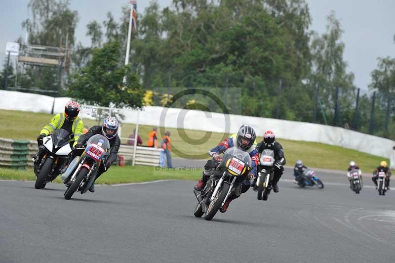 Mallory park Leicestershire;Mallory park photographs;Motorcycle action photographs;classic bikes;event digital images;eventdigitalimages;mallory park;no limits trackday;peter wileman photography;vintage bikes;vintage motorcycles;vmcc festival 1000 bikes