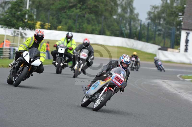 Mallory park Leicestershire;Mallory park photographs;Motorcycle action photographs;classic bikes;event digital images;eventdigitalimages;mallory park;no limits trackday;peter wileman photography;vintage bikes;vintage motorcycles;vmcc festival 1000 bikes