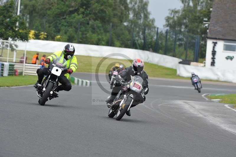 Mallory park Leicestershire;Mallory park photographs;Motorcycle action photographs;classic bikes;event digital images;eventdigitalimages;mallory park;no limits trackday;peter wileman photography;vintage bikes;vintage motorcycles;vmcc festival 1000 bikes