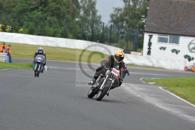 Mallory park Leicestershire;Mallory park photographs;Motorcycle action photographs;classic bikes;event digital images;eventdigitalimages;mallory park;no limits trackday;peter wileman photography;vintage bikes;vintage motorcycles;vmcc festival 1000 bikes