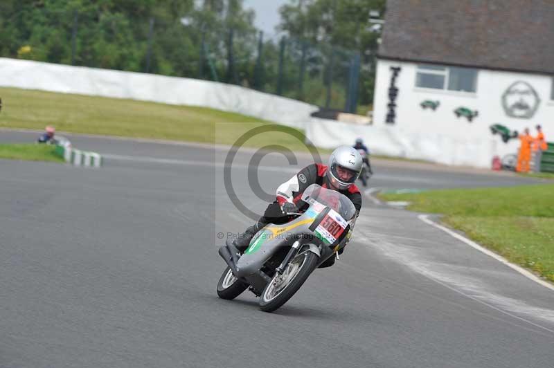 Mallory park Leicestershire;Mallory park photographs;Motorcycle action photographs;classic bikes;event digital images;eventdigitalimages;mallory park;no limits trackday;peter wileman photography;vintage bikes;vintage motorcycles;vmcc festival 1000 bikes