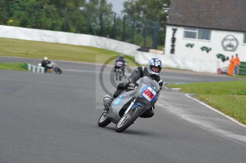 Mallory park Leicestershire;Mallory park photographs;Motorcycle action photographs;classic bikes;event digital images;eventdigitalimages;mallory park;no limits trackday;peter wileman photography;vintage bikes;vintage motorcycles;vmcc festival 1000 bikes