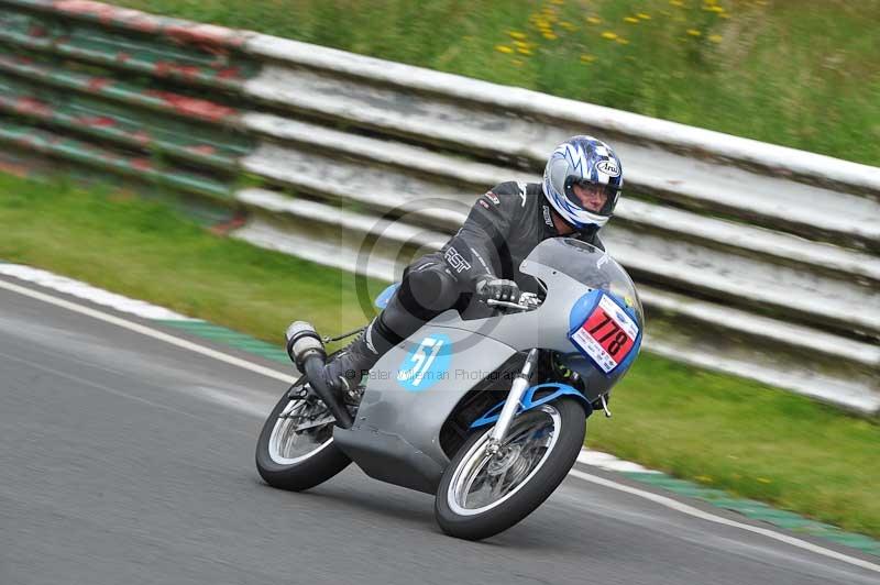 Mallory park Leicestershire;Mallory park photographs;Motorcycle action photographs;classic bikes;event digital images;eventdigitalimages;mallory park;no limits trackday;peter wileman photography;vintage bikes;vintage motorcycles;vmcc festival 1000 bikes