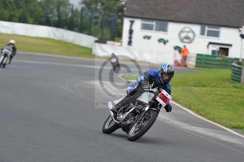 Mallory park Leicestershire;Mallory park photographs;Motorcycle action photographs;classic bikes;event digital images;eventdigitalimages;mallory park;no limits trackday;peter wileman photography;vintage bikes;vintage motorcycles;vmcc festival 1000 bikes