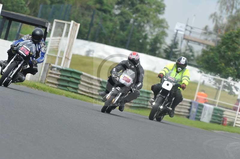 Mallory park Leicestershire;Mallory park photographs;Motorcycle action photographs;classic bikes;event digital images;eventdigitalimages;mallory park;no limits trackday;peter wileman photography;vintage bikes;vintage motorcycles;vmcc festival 1000 bikes