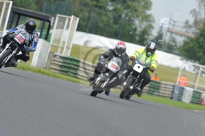 Mallory park Leicestershire;Mallory park photographs;Motorcycle action photographs;classic bikes;event digital images;eventdigitalimages;mallory park;no limits trackday;peter wileman photography;vintage bikes;vintage motorcycles;vmcc festival 1000 bikes