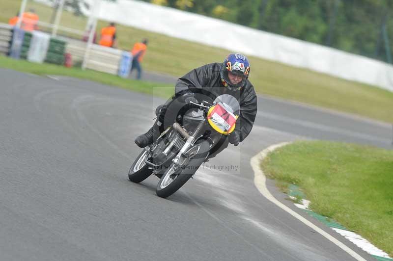 Mallory park Leicestershire;Mallory park photographs;Motorcycle action photographs;classic bikes;event digital images;eventdigitalimages;mallory park;no limits trackday;peter wileman photography;vintage bikes;vintage motorcycles;vmcc festival 1000 bikes