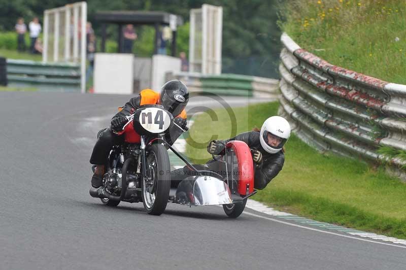 Mallory park Leicestershire;Mallory park photographs;Motorcycle action photographs;classic bikes;event digital images;eventdigitalimages;mallory park;no limits trackday;peter wileman photography;vintage bikes;vintage motorcycles;vmcc festival 1000 bikes