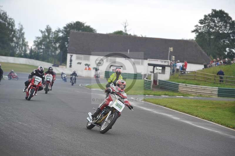 Mallory park Leicestershire;Mallory park photographs;Motorcycle action photographs;classic bikes;event digital images;eventdigitalimages;mallory park;no limits trackday;peter wileman photography;vintage bikes;vintage motorcycles;vmcc festival 1000 bikes