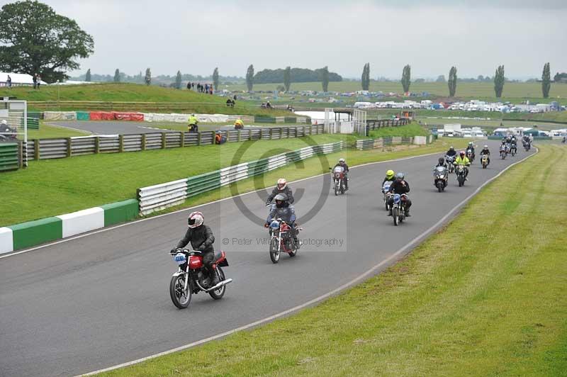 Mallory park Leicestershire;Mallory park photographs;Motorcycle action photographs;classic bikes;event digital images;eventdigitalimages;mallory park;no limits trackday;peter wileman photography;vintage bikes;vintage motorcycles;vmcc festival 1000 bikes