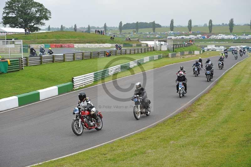 Mallory park Leicestershire;Mallory park photographs;Motorcycle action photographs;classic bikes;event digital images;eventdigitalimages;mallory park;no limits trackday;peter wileman photography;vintage bikes;vintage motorcycles;vmcc festival 1000 bikes