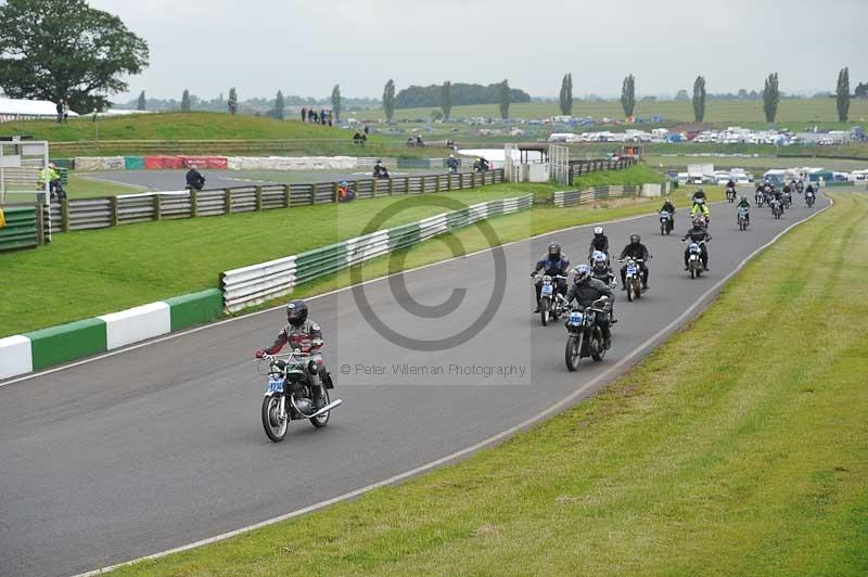 Mallory park Leicestershire;Mallory park photographs;Motorcycle action photographs;classic bikes;event digital images;eventdigitalimages;mallory park;no limits trackday;peter wileman photography;vintage bikes;vintage motorcycles;vmcc festival 1000 bikes