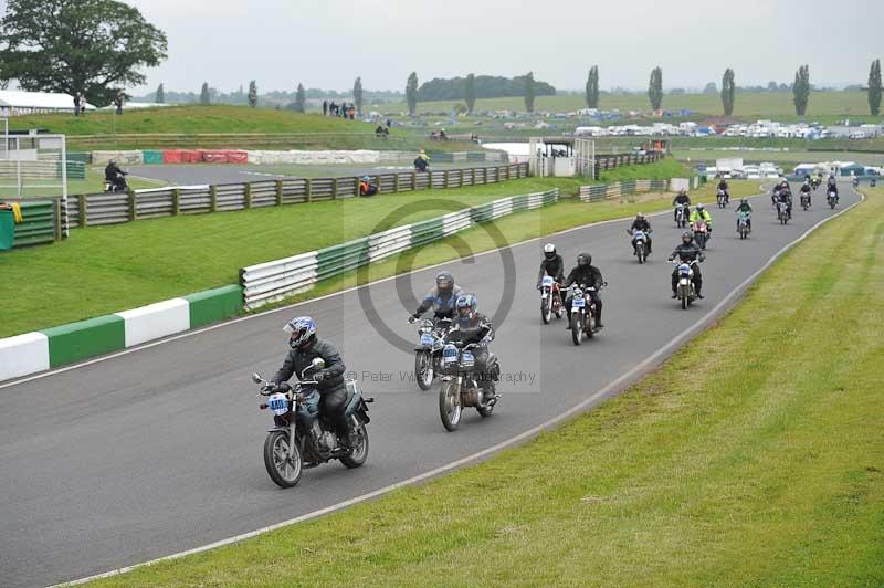 Mallory park Leicestershire;Mallory park photographs;Motorcycle action photographs;classic bikes;event digital images;eventdigitalimages;mallory park;no limits trackday;peter wileman photography;vintage bikes;vintage motorcycles;vmcc festival 1000 bikes