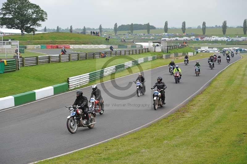 Mallory park Leicestershire;Mallory park photographs;Motorcycle action photographs;classic bikes;event digital images;eventdigitalimages;mallory park;no limits trackday;peter wileman photography;vintage bikes;vintage motorcycles;vmcc festival 1000 bikes