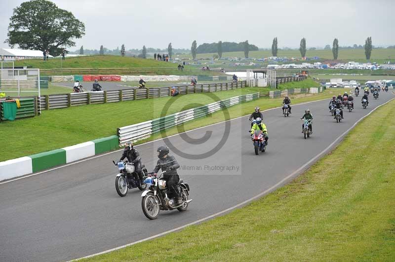 Mallory park Leicestershire;Mallory park photographs;Motorcycle action photographs;classic bikes;event digital images;eventdigitalimages;mallory park;no limits trackday;peter wileman photography;vintage bikes;vintage motorcycles;vmcc festival 1000 bikes