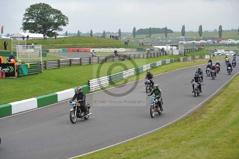 Mallory park Leicestershire;Mallory park photographs;Motorcycle action photographs;classic bikes;event digital images;eventdigitalimages;mallory park;no limits trackday;peter wileman photography;vintage bikes;vintage motorcycles;vmcc festival 1000 bikes