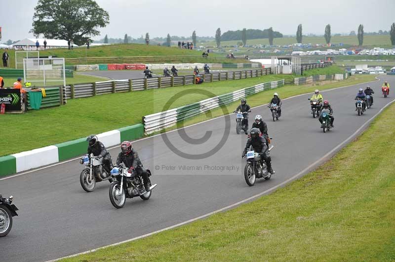 Mallory park Leicestershire;Mallory park photographs;Motorcycle action photographs;classic bikes;event digital images;eventdigitalimages;mallory park;no limits trackday;peter wileman photography;vintage bikes;vintage motorcycles;vmcc festival 1000 bikes