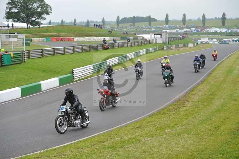 Mallory park Leicestershire;Mallory park photographs;Motorcycle action photographs;classic bikes;event digital images;eventdigitalimages;mallory park;no limits trackday;peter wileman photography;vintage bikes;vintage motorcycles;vmcc festival 1000 bikes