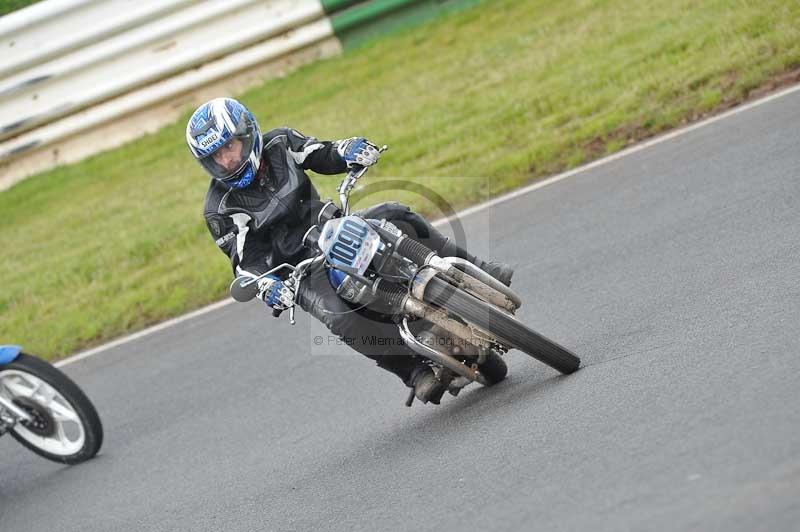 Mallory park Leicestershire;Mallory park photographs;Motorcycle action photographs;classic bikes;event digital images;eventdigitalimages;mallory park;no limits trackday;peter wileman photography;vintage bikes;vintage motorcycles;vmcc festival 1000 bikes