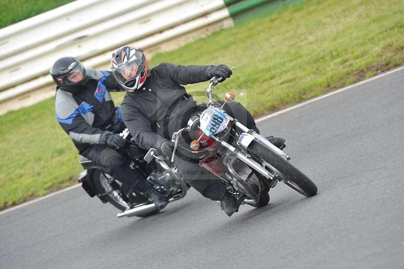 Mallory park Leicestershire;Mallory park photographs;Motorcycle action photographs;classic bikes;event digital images;eventdigitalimages;mallory park;no limits trackday;peter wileman photography;vintage bikes;vintage motorcycles;vmcc festival 1000 bikes