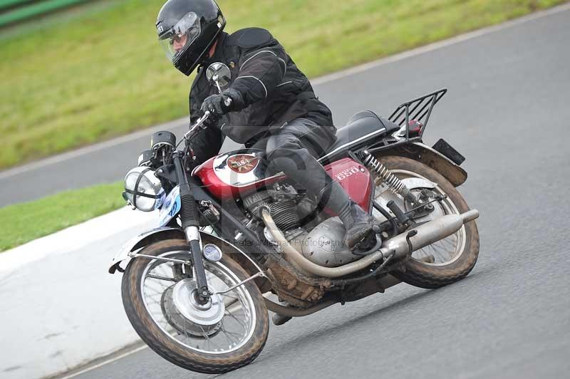 Mallory park Leicestershire;Mallory park photographs;Motorcycle action photographs;classic bikes;event digital images;eventdigitalimages;mallory park;no limits trackday;peter wileman photography;vintage bikes;vintage motorcycles;vmcc festival 1000 bikes