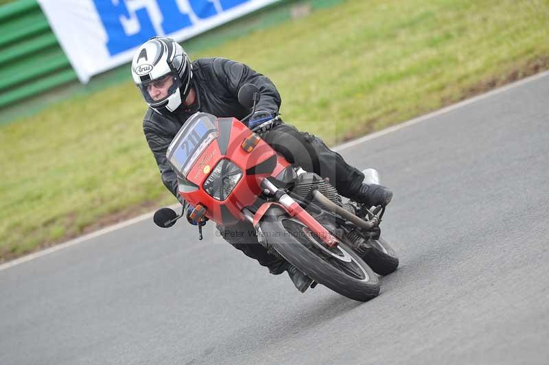 Mallory park Leicestershire;Mallory park photographs;Motorcycle action photographs;classic bikes;event digital images;eventdigitalimages;mallory park;no limits trackday;peter wileman photography;vintage bikes;vintage motorcycles;vmcc festival 1000 bikes