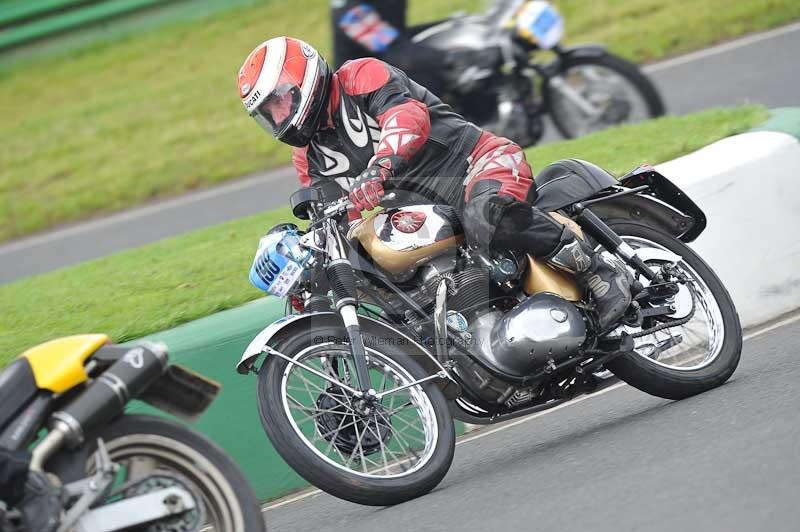 Mallory park Leicestershire;Mallory park photographs;Motorcycle action photographs;classic bikes;event digital images;eventdigitalimages;mallory park;no limits trackday;peter wileman photography;vintage bikes;vintage motorcycles;vmcc festival 1000 bikes