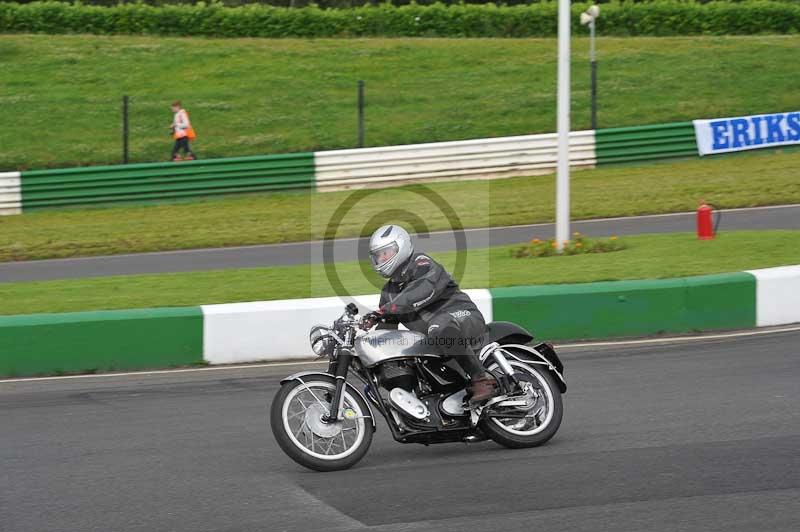 Mallory park Leicestershire;Mallory park photographs;Motorcycle action photographs;classic bikes;event digital images;eventdigitalimages;mallory park;no limits trackday;peter wileman photography;vintage bikes;vintage motorcycles;vmcc festival 1000 bikes