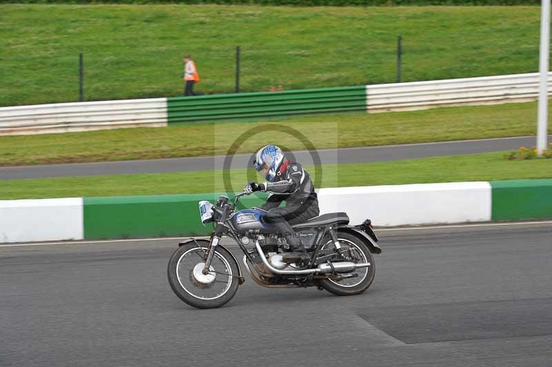 Mallory park Leicestershire;Mallory park photographs;Motorcycle action photographs;classic bikes;event digital images;eventdigitalimages;mallory park;no limits trackday;peter wileman photography;vintage bikes;vintage motorcycles;vmcc festival 1000 bikes