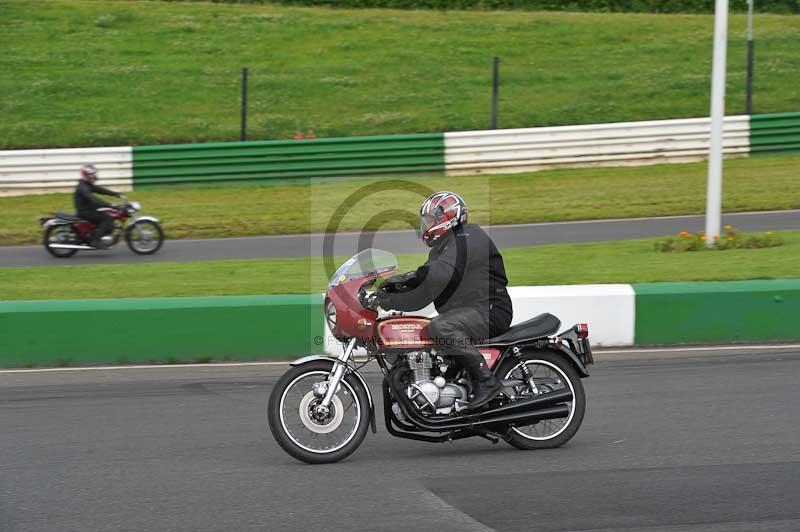 Mallory park Leicestershire;Mallory park photographs;Motorcycle action photographs;classic bikes;event digital images;eventdigitalimages;mallory park;no limits trackday;peter wileman photography;vintage bikes;vintage motorcycles;vmcc festival 1000 bikes