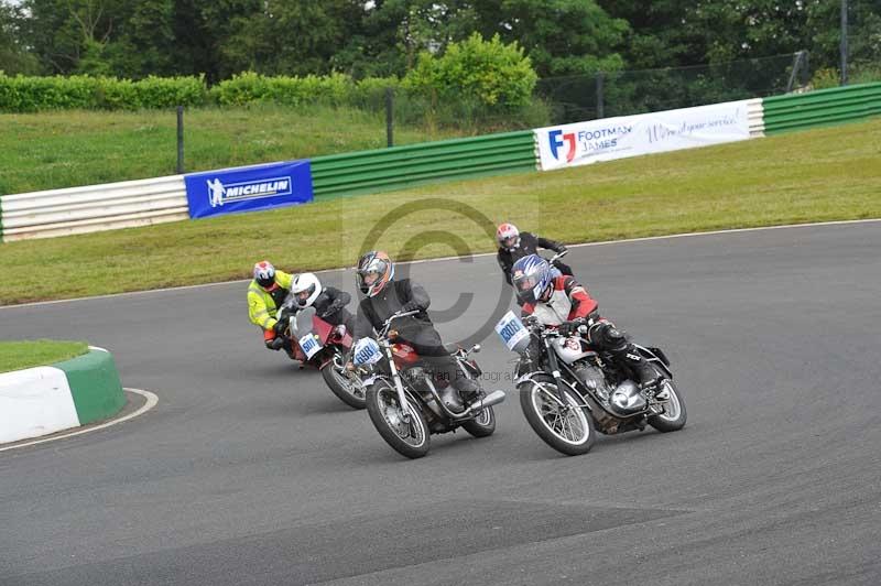 Mallory park Leicestershire;Mallory park photographs;Motorcycle action photographs;classic bikes;event digital images;eventdigitalimages;mallory park;no limits trackday;peter wileman photography;vintage bikes;vintage motorcycles;vmcc festival 1000 bikes