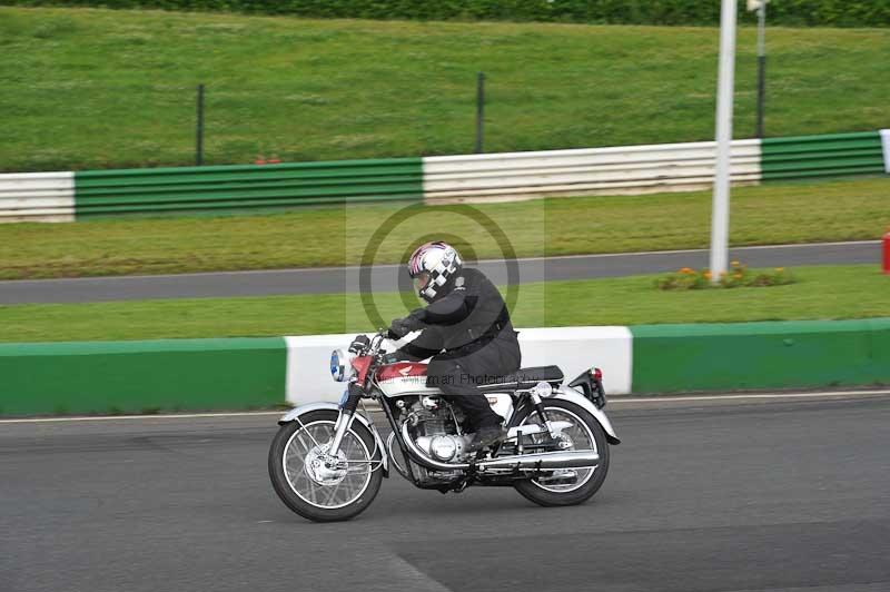 Mallory park Leicestershire;Mallory park photographs;Motorcycle action photographs;classic bikes;event digital images;eventdigitalimages;mallory park;no limits trackday;peter wileman photography;vintage bikes;vintage motorcycles;vmcc festival 1000 bikes