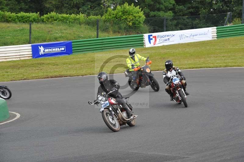 Mallory park Leicestershire;Mallory park photographs;Motorcycle action photographs;classic bikes;event digital images;eventdigitalimages;mallory park;no limits trackday;peter wileman photography;vintage bikes;vintage motorcycles;vmcc festival 1000 bikes