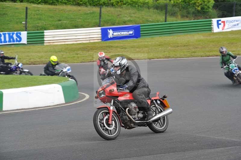 Mallory park Leicestershire;Mallory park photographs;Motorcycle action photographs;classic bikes;event digital images;eventdigitalimages;mallory park;no limits trackday;peter wileman photography;vintage bikes;vintage motorcycles;vmcc festival 1000 bikes