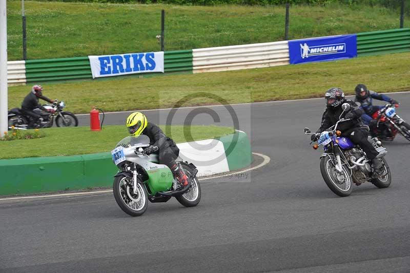 Mallory park Leicestershire;Mallory park photographs;Motorcycle action photographs;classic bikes;event digital images;eventdigitalimages;mallory park;no limits trackday;peter wileman photography;vintage bikes;vintage motorcycles;vmcc festival 1000 bikes