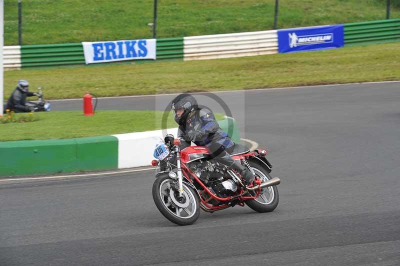 Mallory park Leicestershire;Mallory park photographs;Motorcycle action photographs;classic bikes;event digital images;eventdigitalimages;mallory park;no limits trackday;peter wileman photography;vintage bikes;vintage motorcycles;vmcc festival 1000 bikes