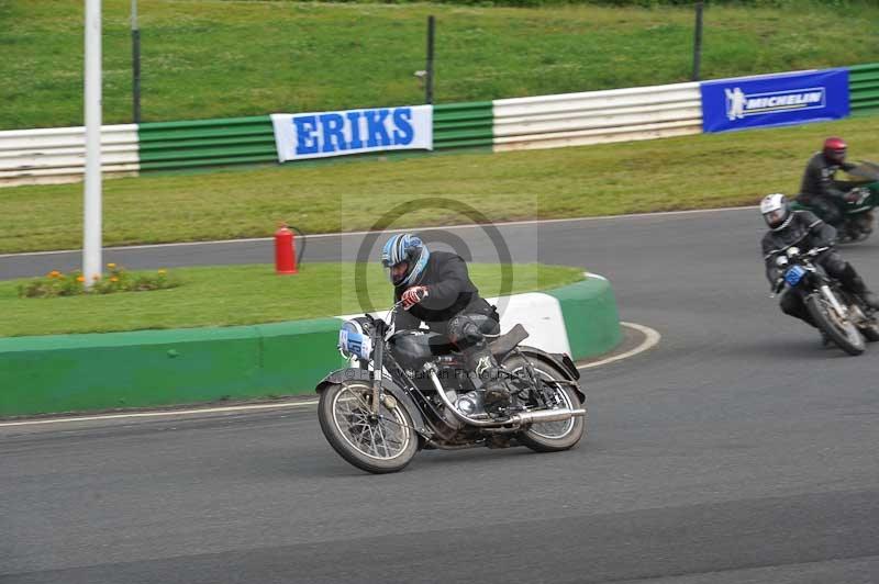 Mallory park Leicestershire;Mallory park photographs;Motorcycle action photographs;classic bikes;event digital images;eventdigitalimages;mallory park;no limits trackday;peter wileman photography;vintage bikes;vintage motorcycles;vmcc festival 1000 bikes