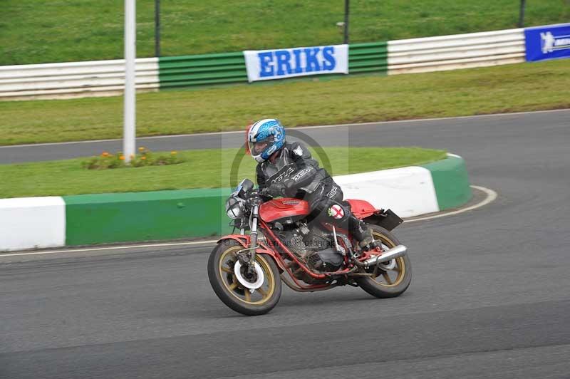 Mallory park Leicestershire;Mallory park photographs;Motorcycle action photographs;classic bikes;event digital images;eventdigitalimages;mallory park;no limits trackday;peter wileman photography;vintage bikes;vintage motorcycles;vmcc festival 1000 bikes