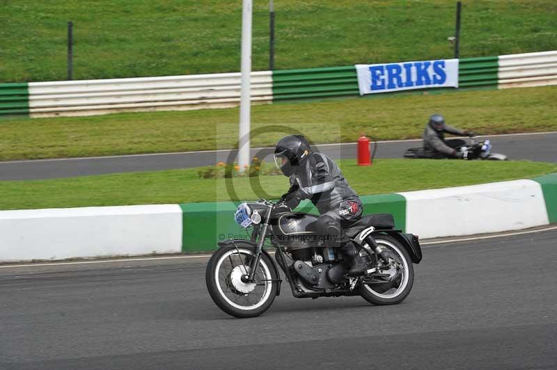 Mallory park Leicestershire;Mallory park photographs;Motorcycle action photographs;classic bikes;event digital images;eventdigitalimages;mallory park;no limits trackday;peter wileman photography;vintage bikes;vintage motorcycles;vmcc festival 1000 bikes