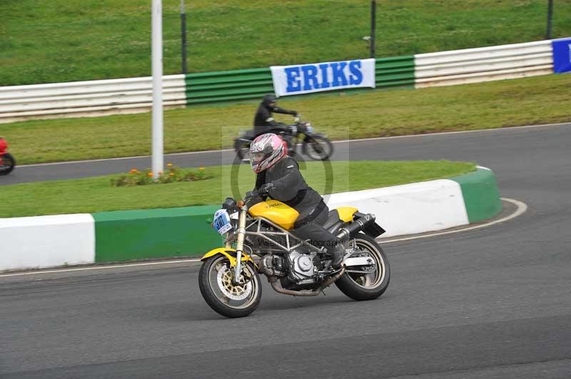 Mallory park Leicestershire;Mallory park photographs;Motorcycle action photographs;classic bikes;event digital images;eventdigitalimages;mallory park;no limits trackday;peter wileman photography;vintage bikes;vintage motorcycles;vmcc festival 1000 bikes