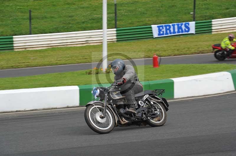 Mallory park Leicestershire;Mallory park photographs;Motorcycle action photographs;classic bikes;event digital images;eventdigitalimages;mallory park;no limits trackday;peter wileman photography;vintage bikes;vintage motorcycles;vmcc festival 1000 bikes