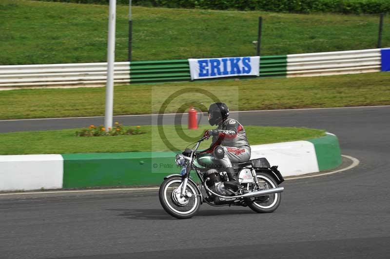 Mallory park Leicestershire;Mallory park photographs;Motorcycle action photographs;classic bikes;event digital images;eventdigitalimages;mallory park;no limits trackday;peter wileman photography;vintage bikes;vintage motorcycles;vmcc festival 1000 bikes