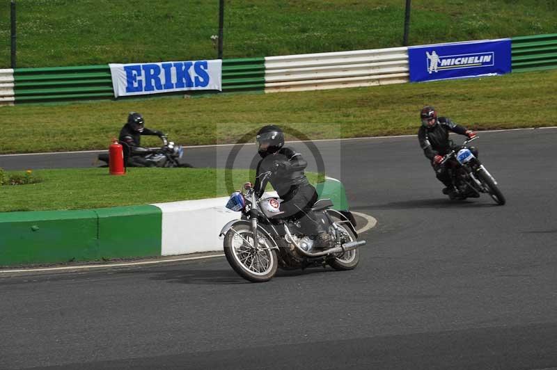 Mallory park Leicestershire;Mallory park photographs;Motorcycle action photographs;classic bikes;event digital images;eventdigitalimages;mallory park;no limits trackday;peter wileman photography;vintage bikes;vintage motorcycles;vmcc festival 1000 bikes