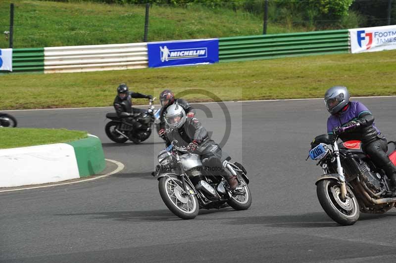 Mallory park Leicestershire;Mallory park photographs;Motorcycle action photographs;classic bikes;event digital images;eventdigitalimages;mallory park;no limits trackday;peter wileman photography;vintage bikes;vintage motorcycles;vmcc festival 1000 bikes