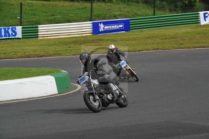 Mallory park Leicestershire;Mallory park photographs;Motorcycle action photographs;classic bikes;event digital images;eventdigitalimages;mallory park;no limits trackday;peter wileman photography;vintage bikes;vintage motorcycles;vmcc festival 1000 bikes