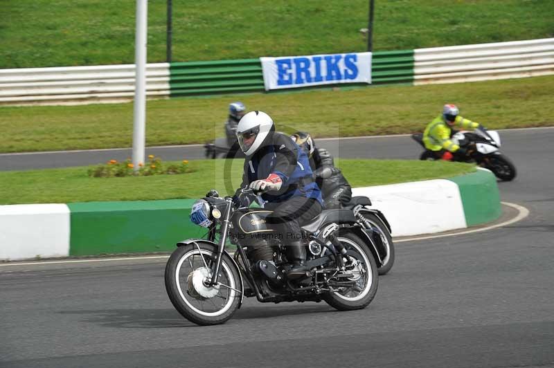 Mallory park Leicestershire;Mallory park photographs;Motorcycle action photographs;classic bikes;event digital images;eventdigitalimages;mallory park;no limits trackday;peter wileman photography;vintage bikes;vintage motorcycles;vmcc festival 1000 bikes