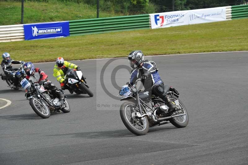 Mallory park Leicestershire;Mallory park photographs;Motorcycle action photographs;classic bikes;event digital images;eventdigitalimages;mallory park;no limits trackday;peter wileman photography;vintage bikes;vintage motorcycles;vmcc festival 1000 bikes