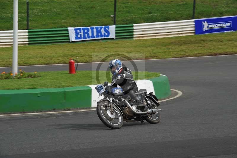 Mallory park Leicestershire;Mallory park photographs;Motorcycle action photographs;classic bikes;event digital images;eventdigitalimages;mallory park;no limits trackday;peter wileman photography;vintage bikes;vintage motorcycles;vmcc festival 1000 bikes