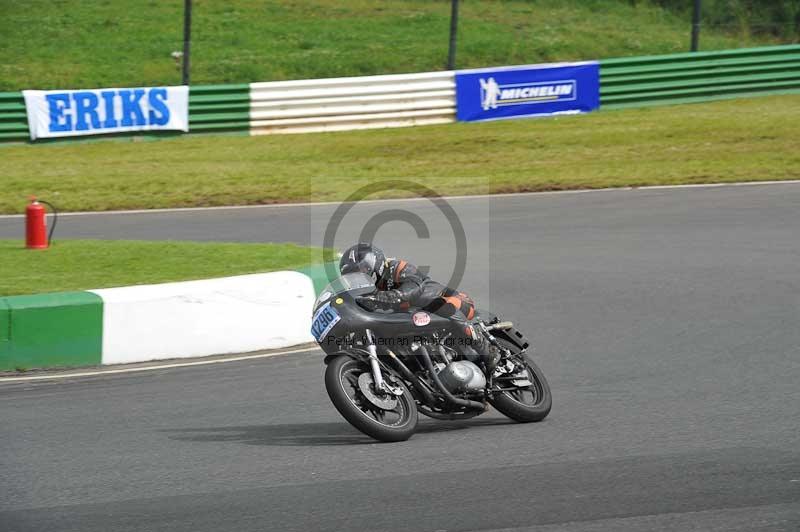 Mallory park Leicestershire;Mallory park photographs;Motorcycle action photographs;classic bikes;event digital images;eventdigitalimages;mallory park;no limits trackday;peter wileman photography;vintage bikes;vintage motorcycles;vmcc festival 1000 bikes