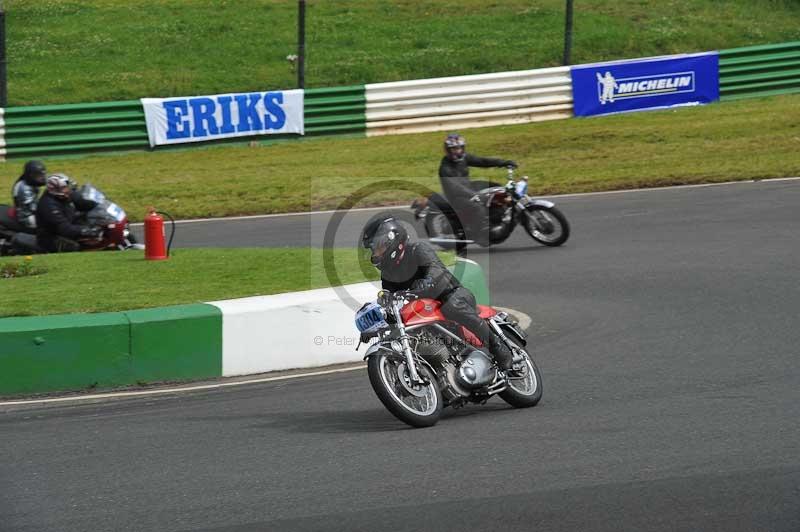 Mallory park Leicestershire;Mallory park photographs;Motorcycle action photographs;classic bikes;event digital images;eventdigitalimages;mallory park;no limits trackday;peter wileman photography;vintage bikes;vintage motorcycles;vmcc festival 1000 bikes